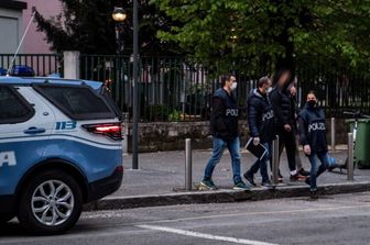 Spari in panetteria a Milano, un morto e un ferito grave