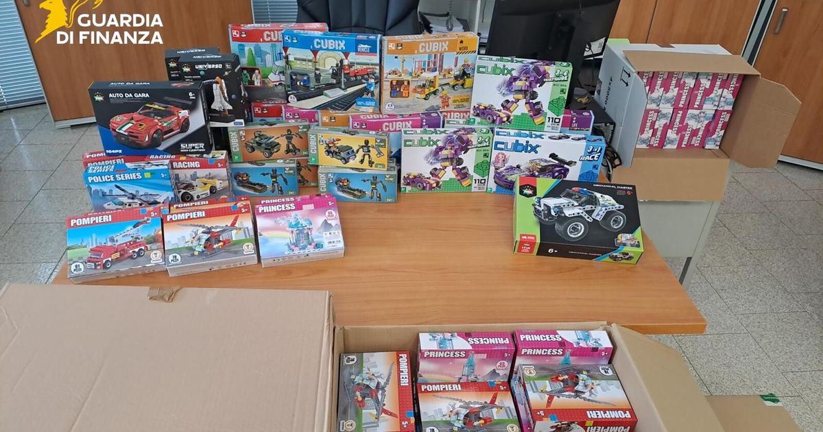 confezioni di finti mattoncini lego vendute a met224 prezzo blitz della finanza tra erba e cant249