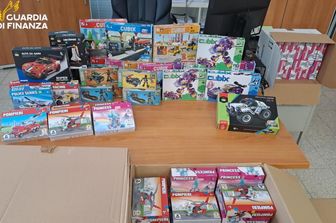 Oltre 400 confezioni di falsi Lego sequestrate dalla Guardia di Finanza