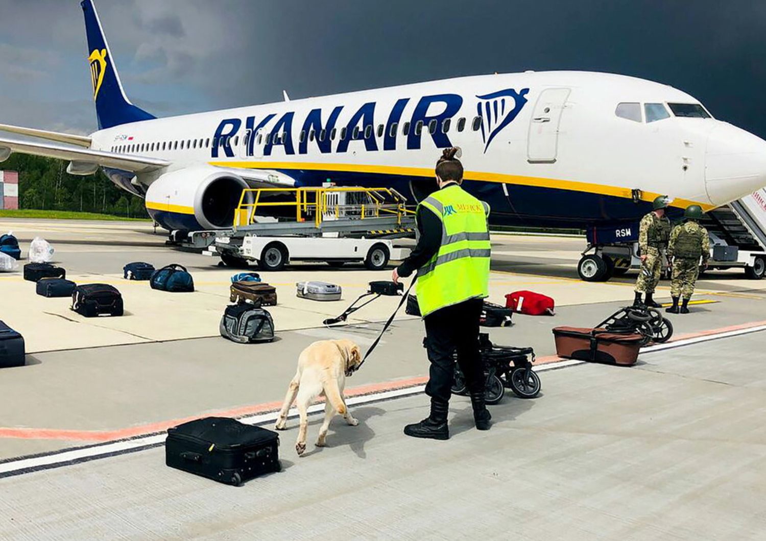 Il 737 di Ryanair parcheggiato nell'aeroporto di Minsk per i controlli dopo il finto allarme bomba usato per dirottare l'aereo e arrestare l'oppositore Roman Protasevich