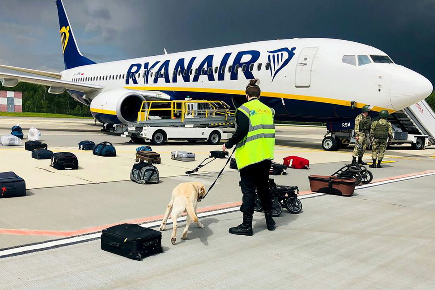 Il 737 di Ryanair parcheggiato nell'aeroporto di Minsk per i controlli dopo il finto allarme bomba usato per dirottare l'aereo e arrestare l'oppositore Roman Protasevich