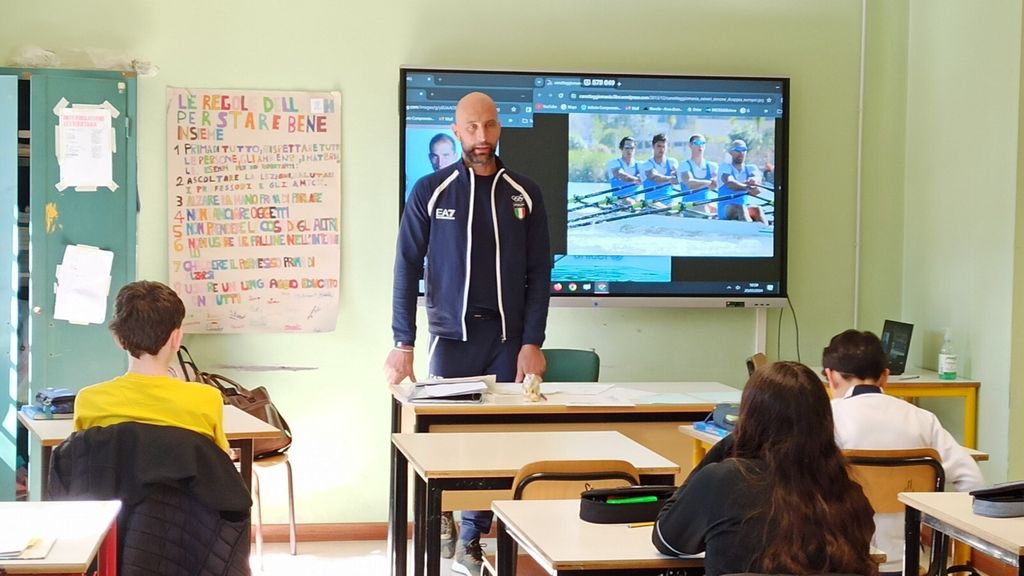 Duecento studenti firmano un libro sul canottaggio cremonese