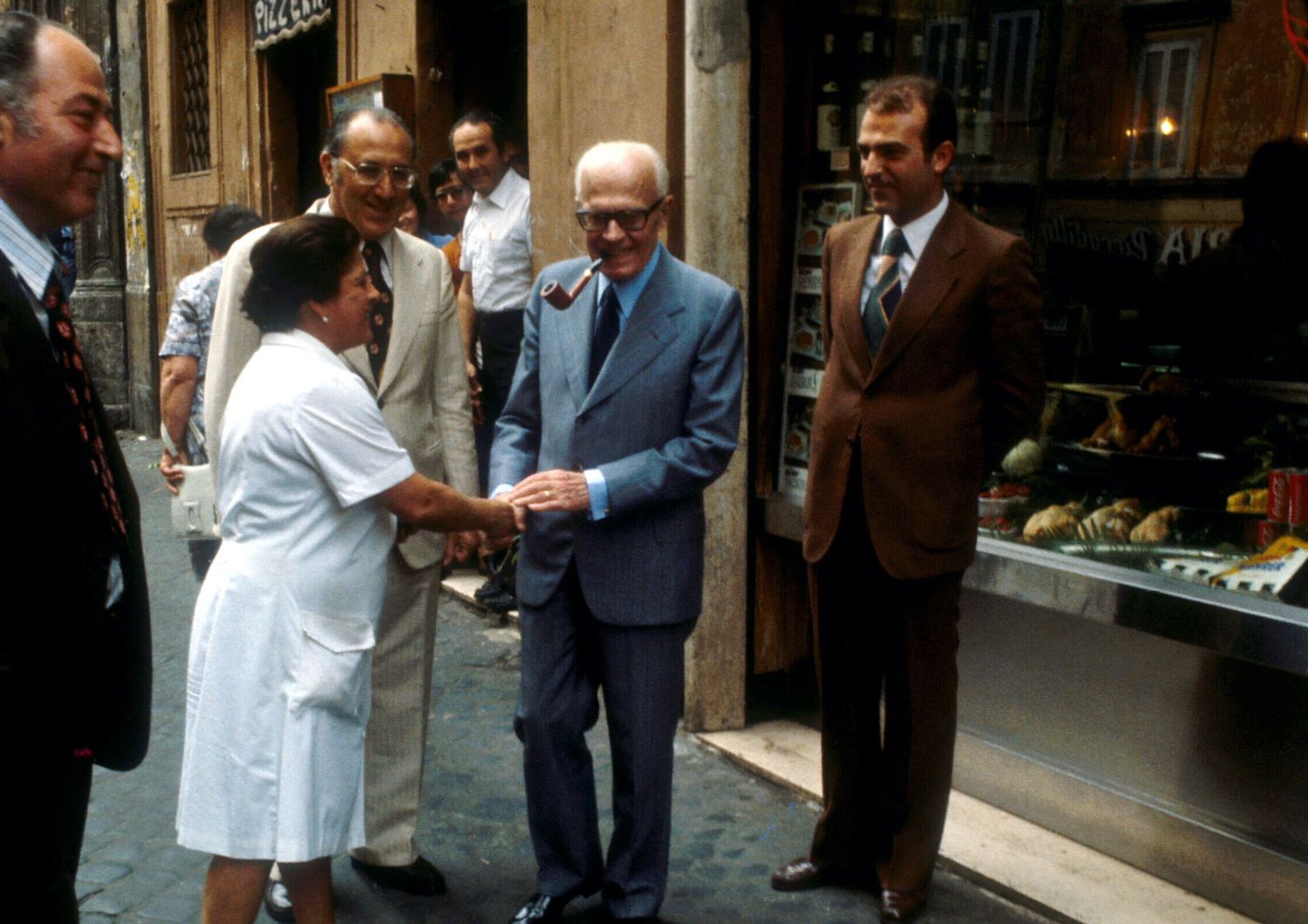 IL PRESIDENTE DELLA REPUBBLICA SANDRO PERTINI VICINO ALLA SUA ABITAZIONE A FONTANA DI TREVI