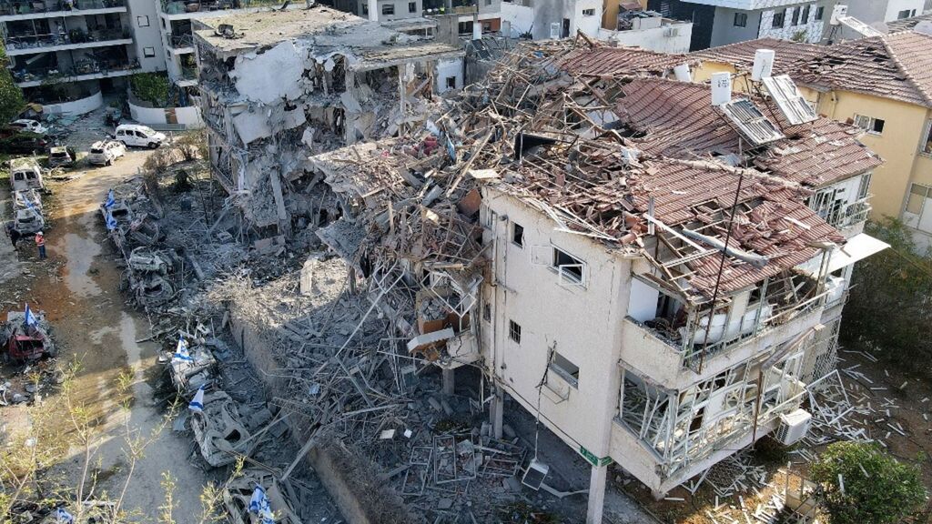 Uno dei palazzi colpiti a Ramat