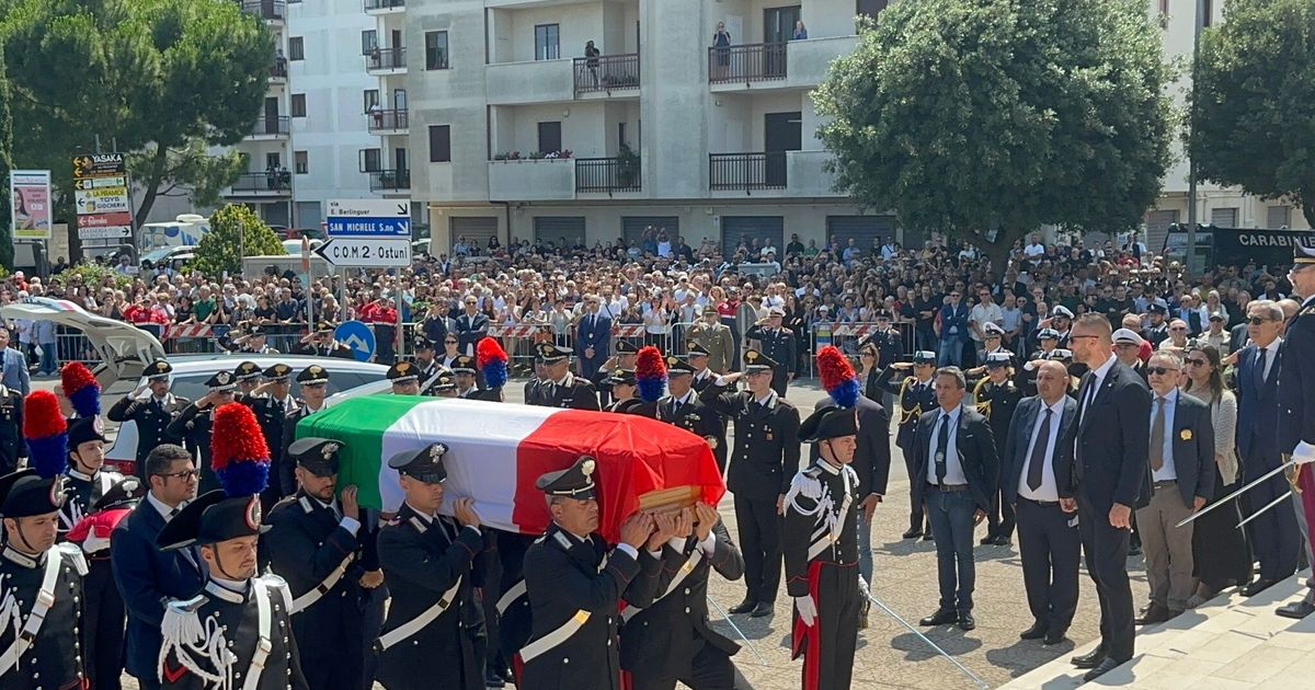Mattarella ai funerali del carabiniere eroe Legrottaglie