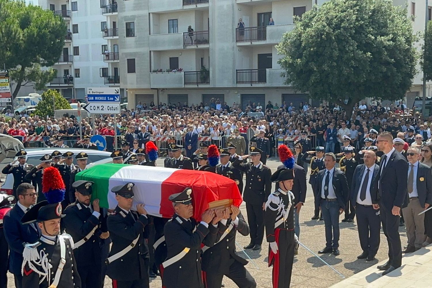 Il feretro del brigadiere Legrottaglie