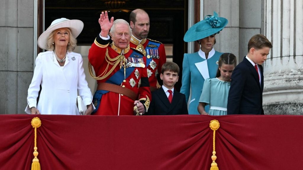 La grande parata Londra per Carlo tra i timori per la salute del re