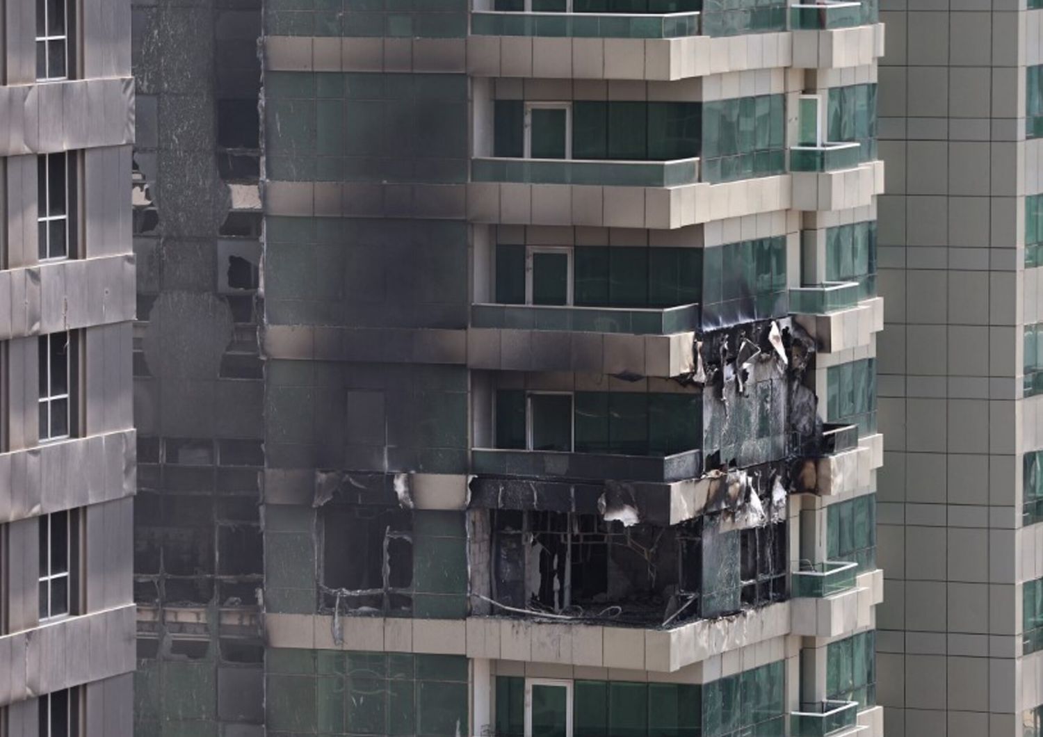 dubai grattacielo in fiamme dubai marina evacuato edificio