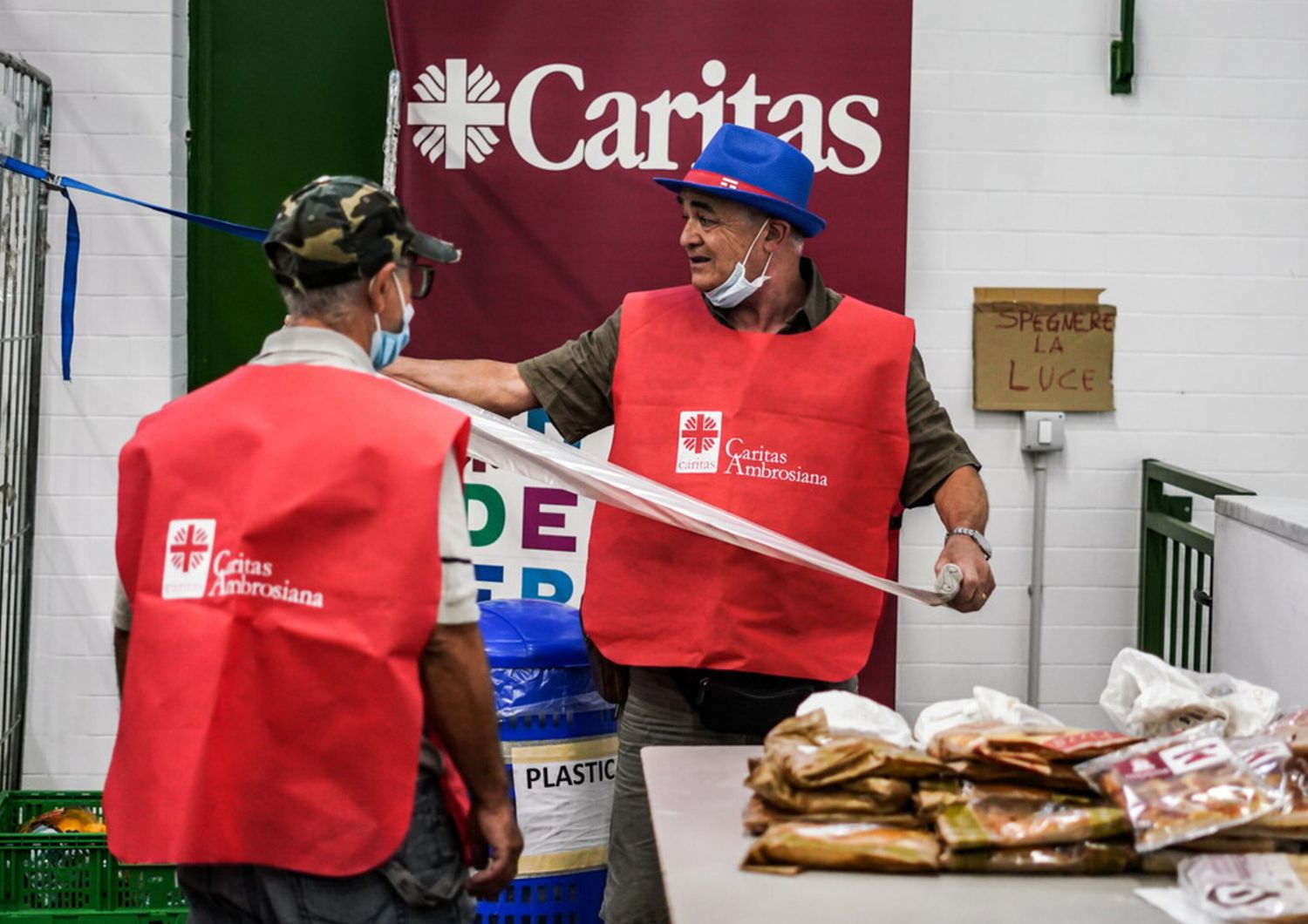 Milano: l'Emporio della solidariet&agrave; della Caritas ambrosiana nel quartiere Barona