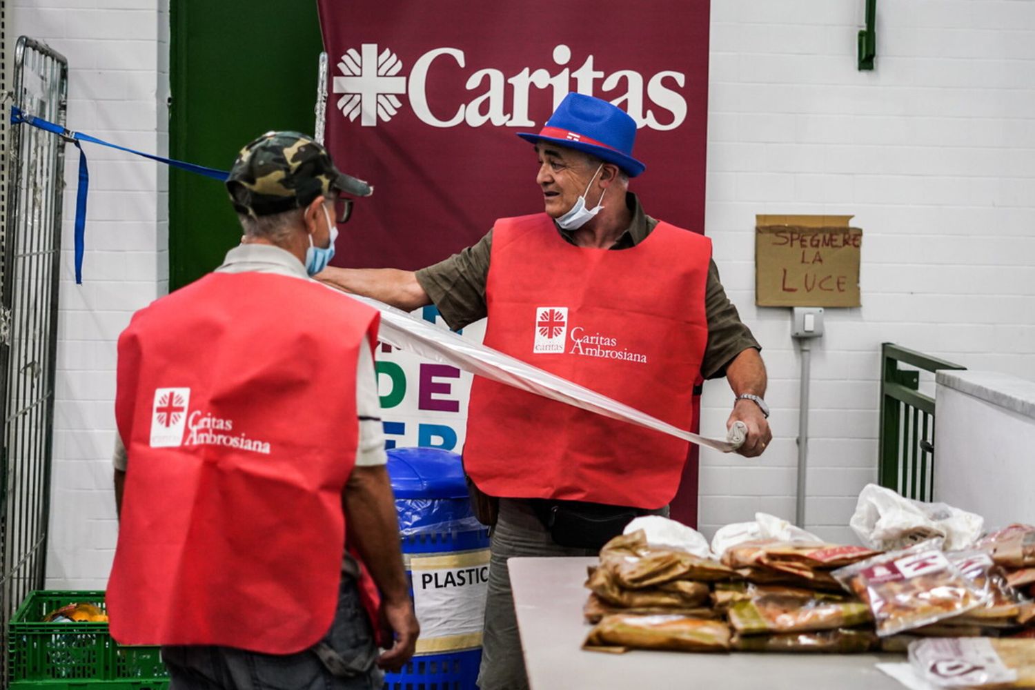 Milano: l'Emporio della solidariet&agrave; della Caritas ambrosiana nel quartiere Barona