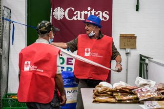 Milano: l'Emporio della solidariet&agrave; della Caritas ambrosiana nel quartiere Barona