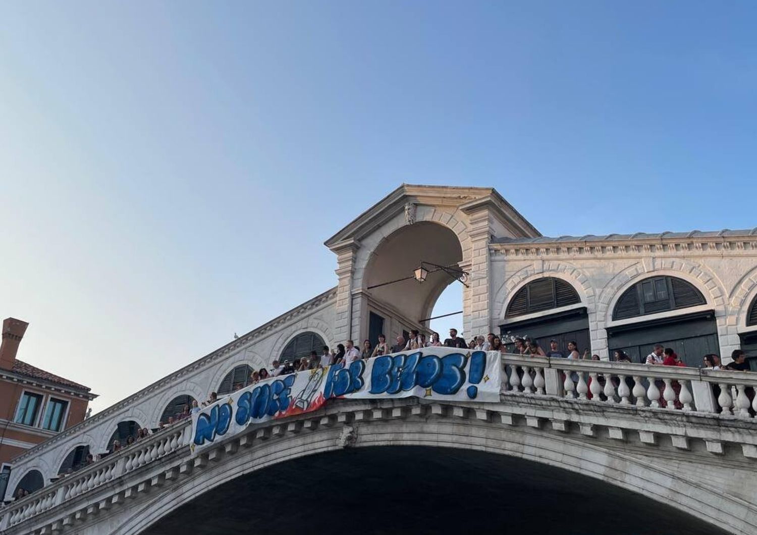 Protesta sul Ponte di Rialto contro le nozze di Bezos
