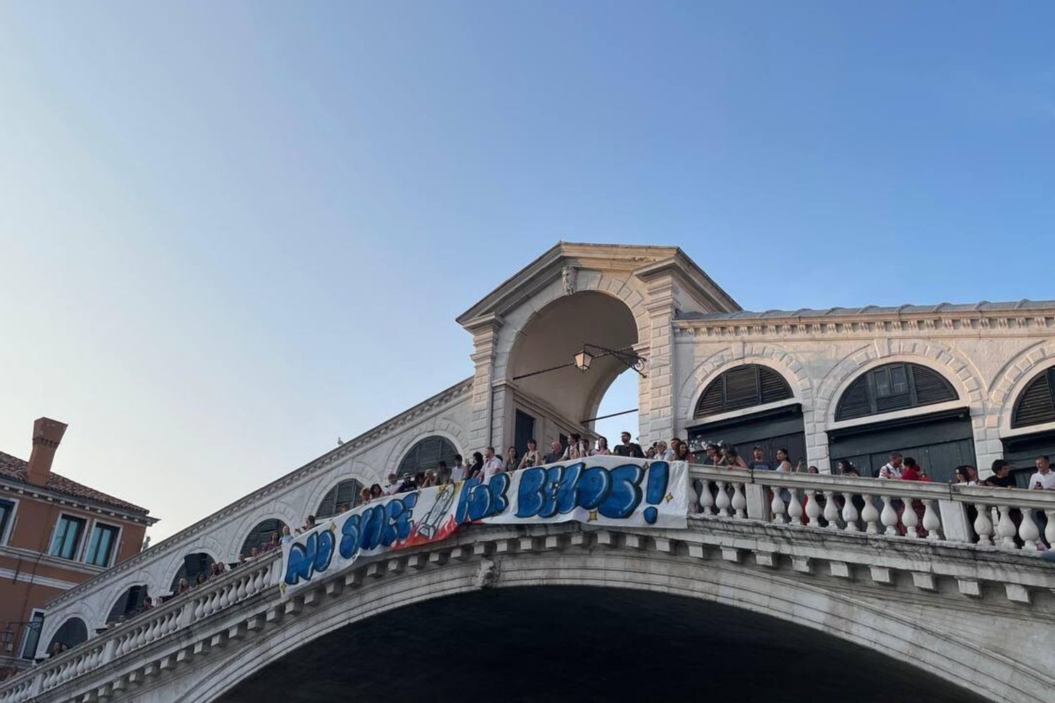 Protesta sul Ponte di Rialto contro le nozze di Bezos
