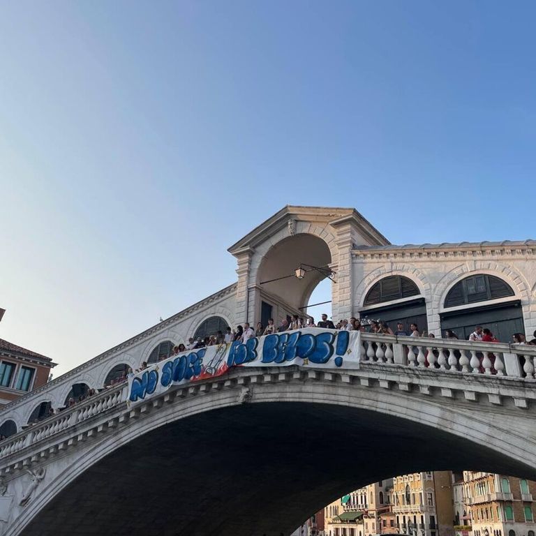 Protesta sul Ponte di Rialto contro le nozze di Bezos