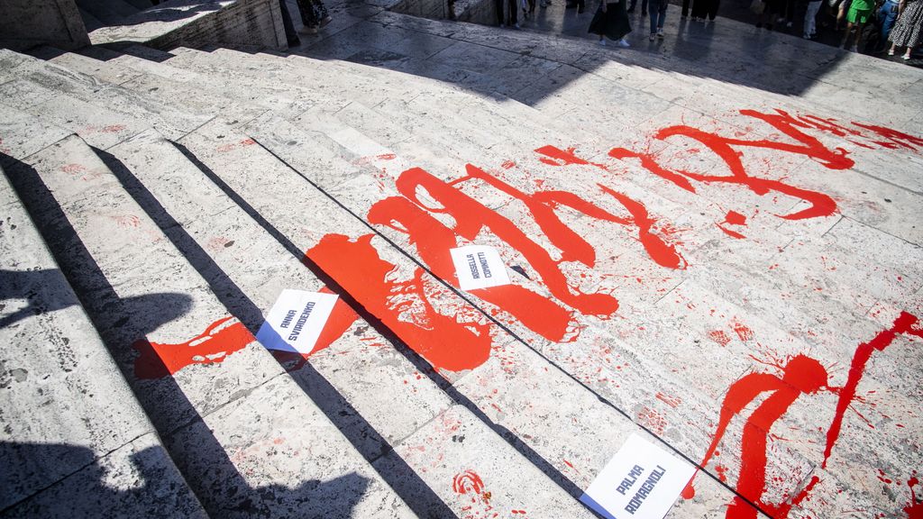 Un'auto finisce sulla scalinata di Trinità dei Monti. E non è la prima volta