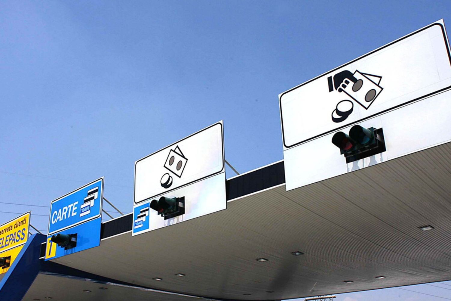 Telepass, Viacard casello autostradale (Imagoeconomica)