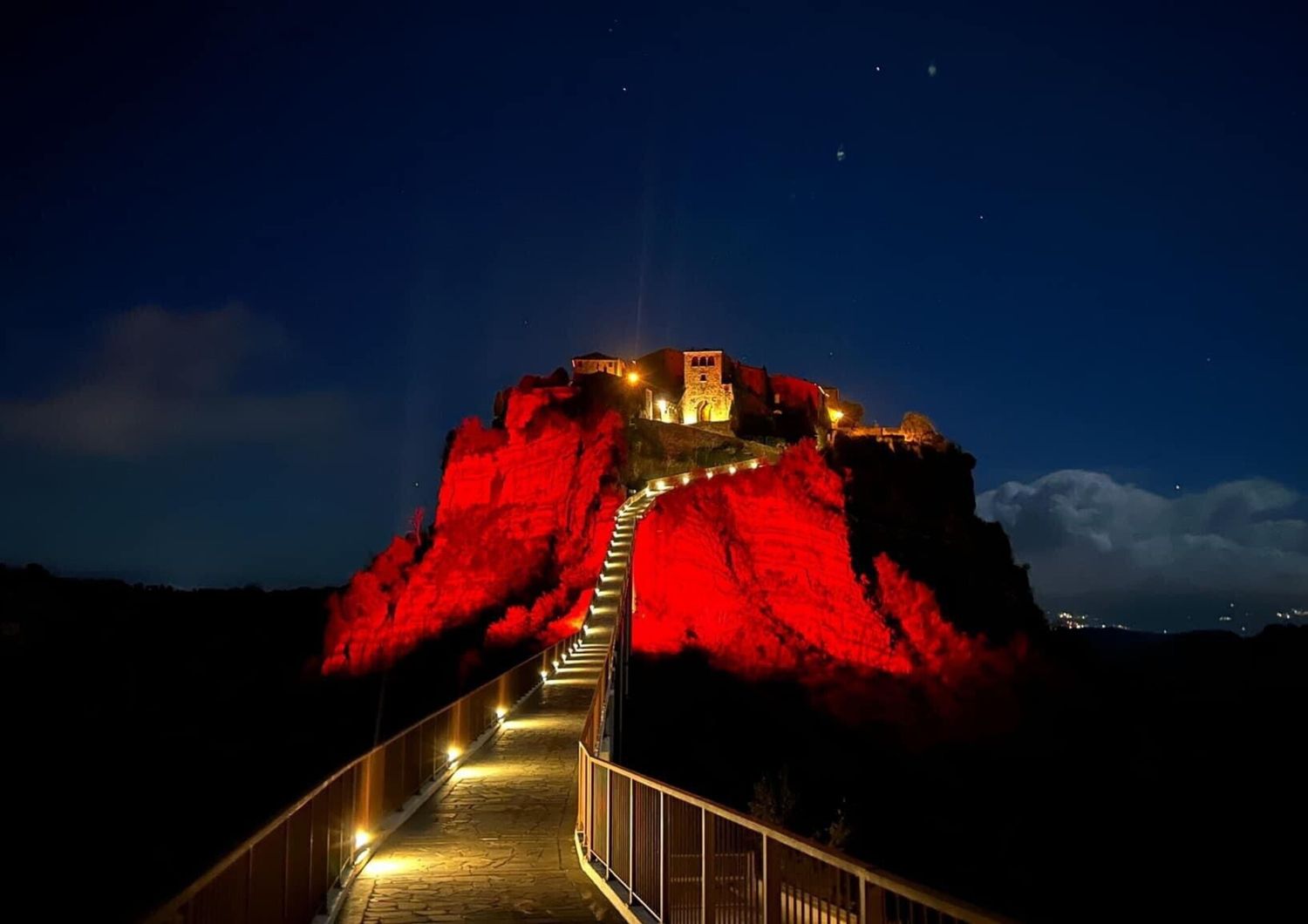 Il borgo di Civita illuminato di rosso