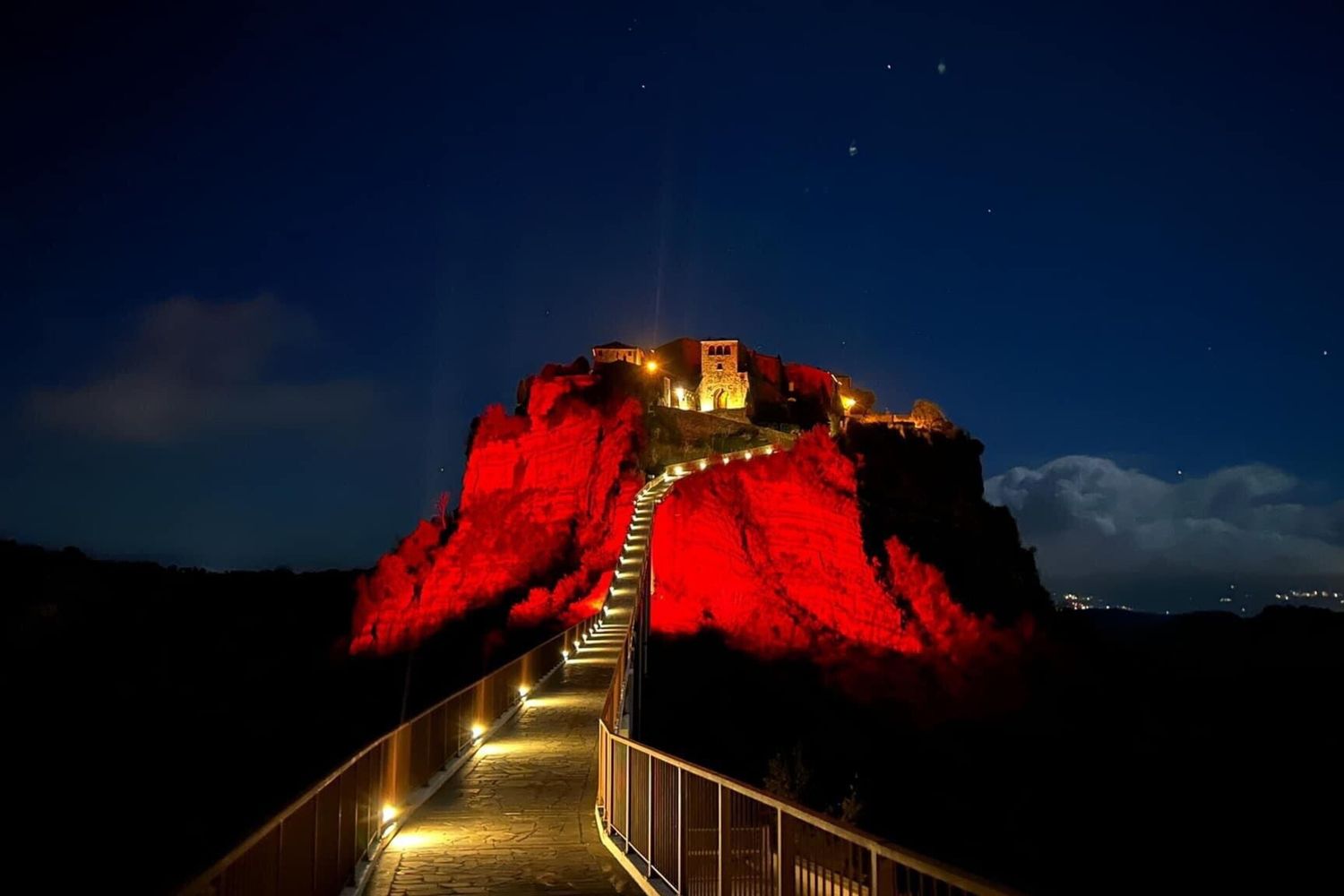 Il borgo di Civita illuminato di rosso