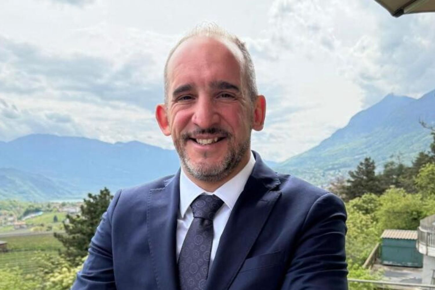 Salvadori si autosospende