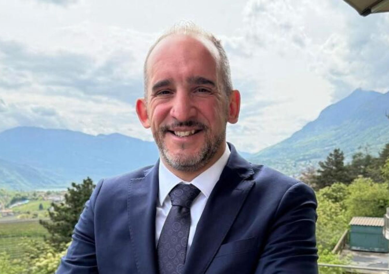 Salvadori si autosospende