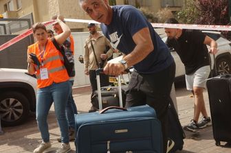 Gli israeliani lasciano le loro case in zone più sicure a seguito di un attacco iraniano che ha colpito Ness Ziona, nel centro di Israele, il 22 giugno 2025. Almeno 16 persone sono rimaste ferite e almeno un impatto è stato segnalato nel centro di Israele dopo che l'Iran ha lanciato due ondate di missili il 22 giugno contro il paese in seguito al bombardamento statunitense dei suoi siti nucleari, hanno detto i servizi di soccorso e i rapporti