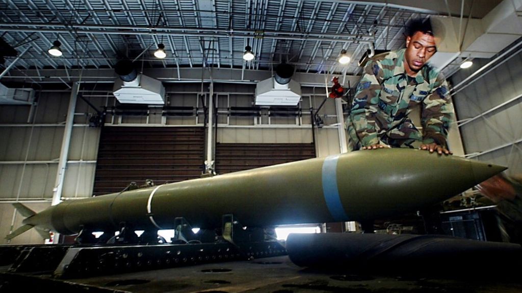 La prima volta della bomba "bunker buster"