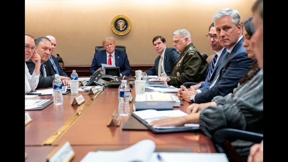 Il Presidente Donald Trump è raggiunto dal Vicepresidente Mike Pence e dai membri più importanti della sua squadra di sicurezza nazionale per un briefing sulla situazione in Iran e Iraq, nella Situation Room della Casa Bianca, il 7 gennaio 2020, a Washington.