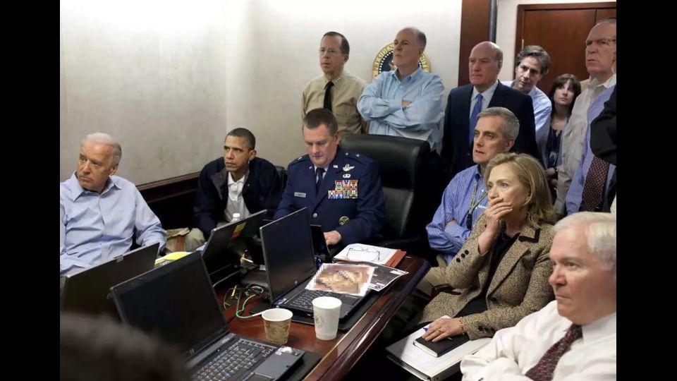 In questa immagine del 1° maggio 2011, rilasciata dalla Casa Bianca, , il Presidente Obama e il Vicepresidente Biden, insieme ai membri del team di sicurezza nazionale, e il segretario di Stato Ilary Clinton ricevono un aggiornamento sulla missione contro Osama bin Laden nella Situation Room della Casa Bianca a Washington.