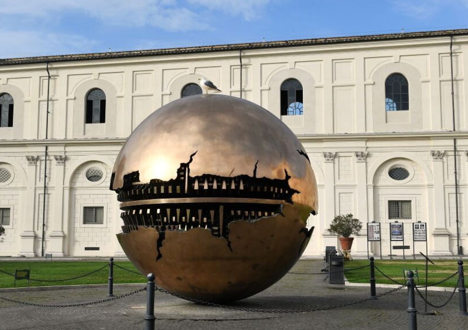 La sfera di Arnaldo Pomodoro ai Musei Vaticani