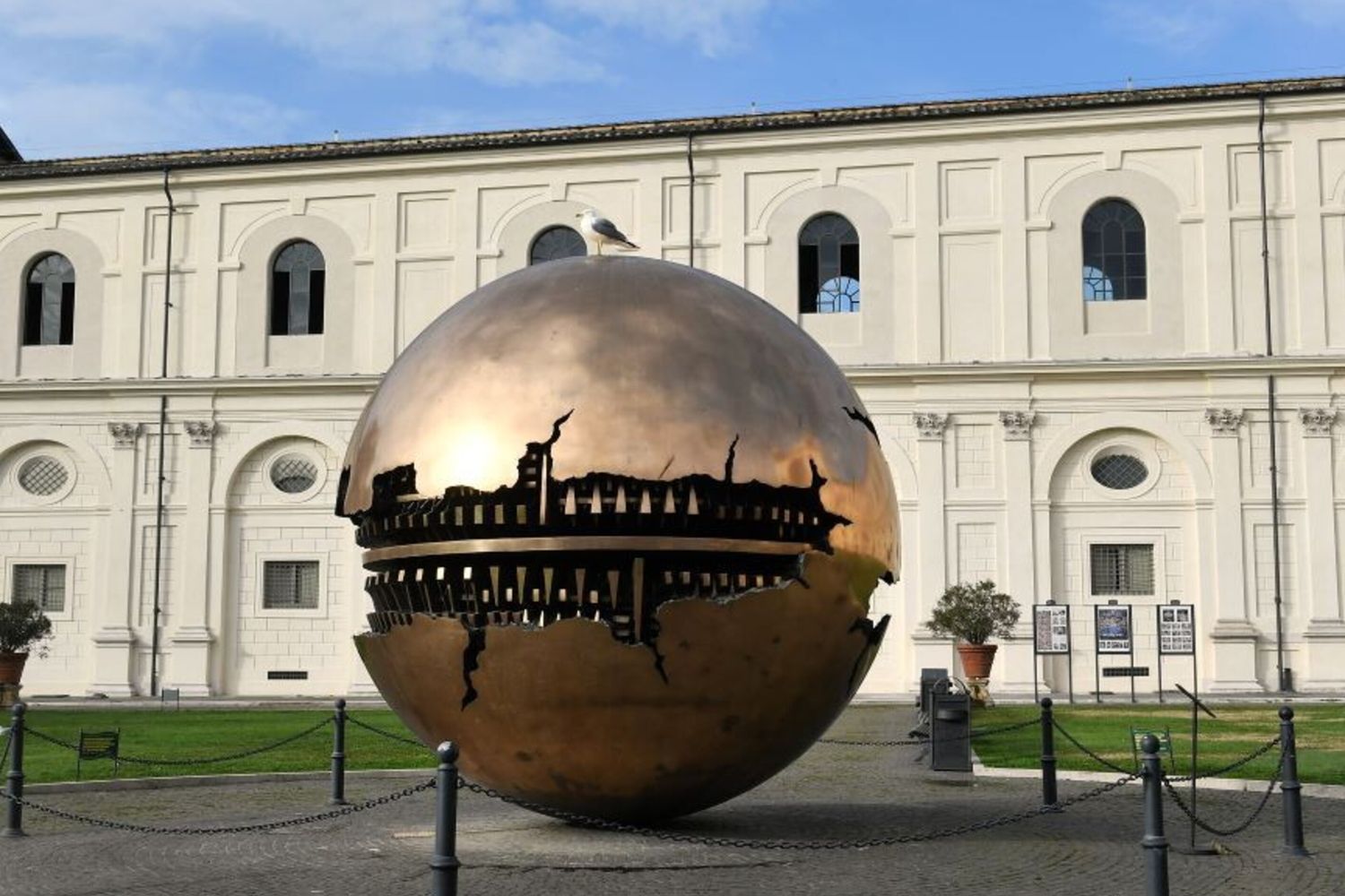 La sfera di Arnaldo Pomodoro ai Musei Vaticani