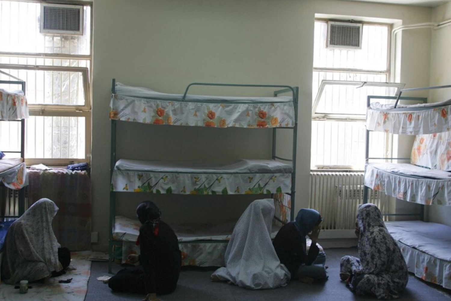 Le detenute iraniane siedono nella loro cella nel famigerato carcere di Evin