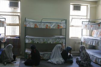 Le detenute iraniane siedono nella loro cella nel famigerato carcere di Evin