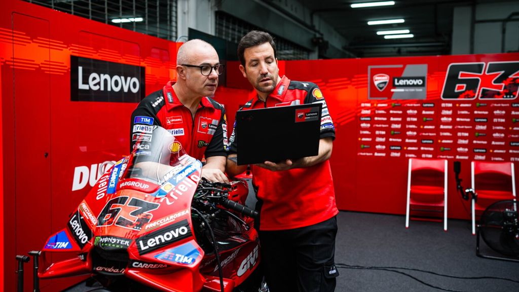 Tecnici Ducati nei box al Mugello