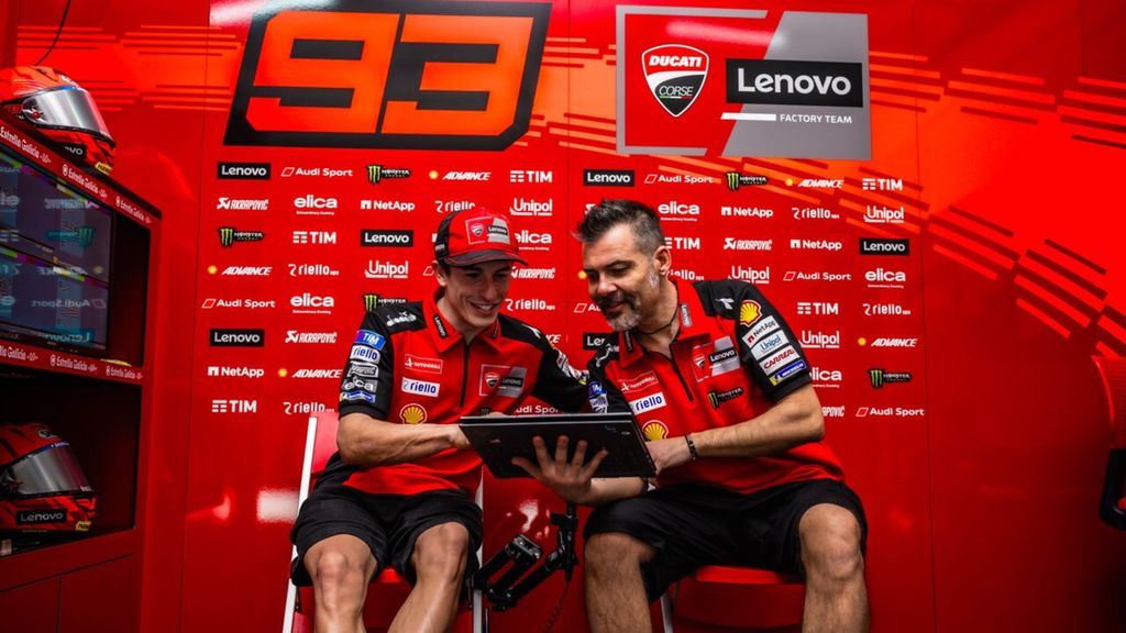 Marc Marquez e un tecnico Ducati