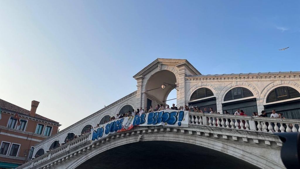 Protesta sul Ponte di Rialto contro le nozze di Bezos