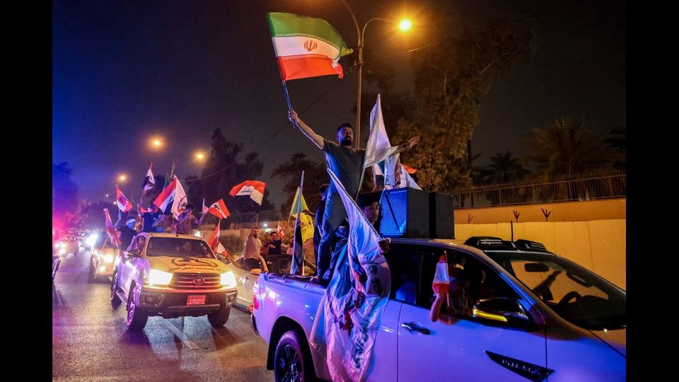 La festa in strada per il cessate il fuoco in Iran