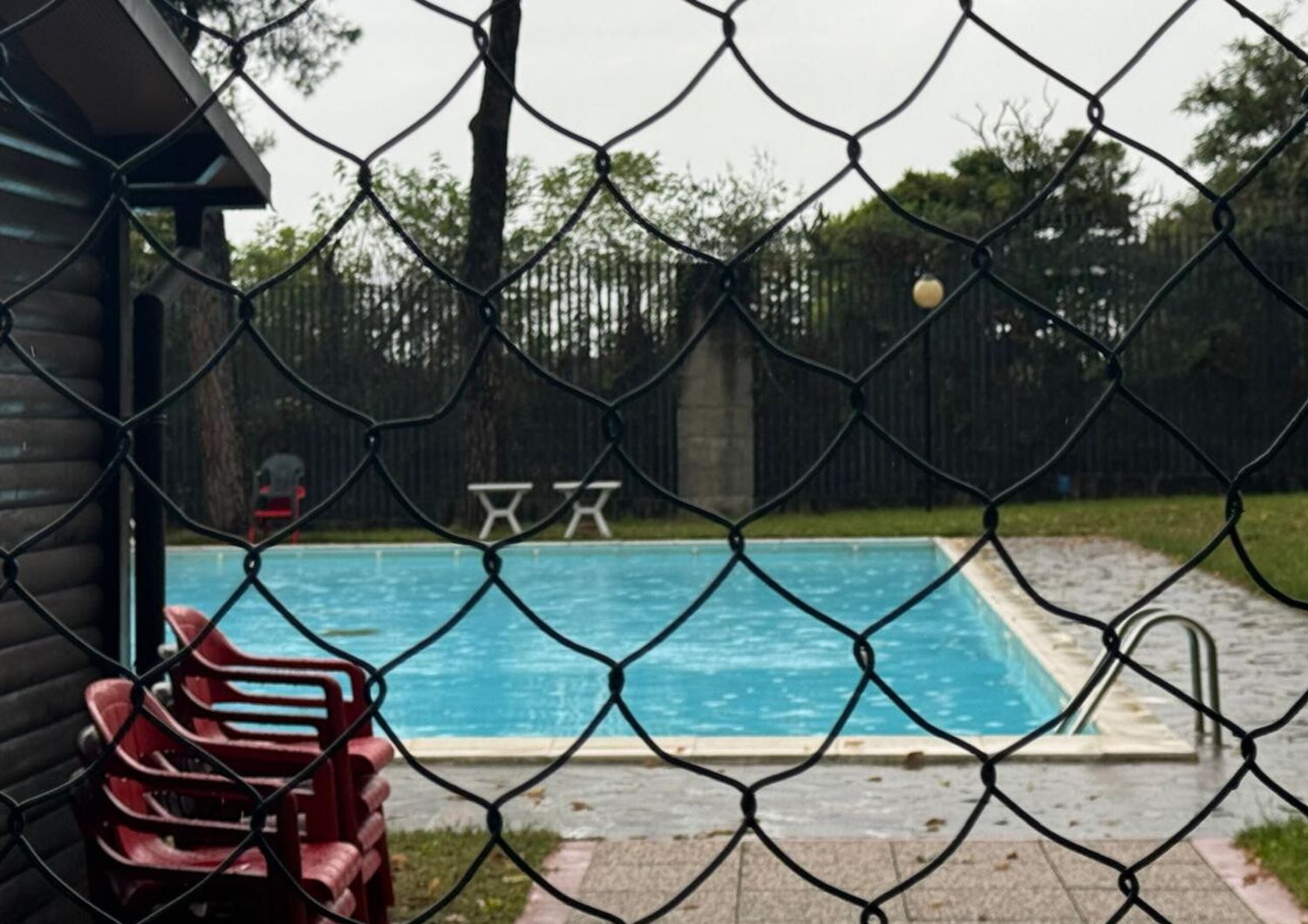 Bimbo annegato in piscina, trovato morto il bagnino. Era indagato