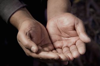 “Restano i fiori. L’identità che sopravvive alla tortura”