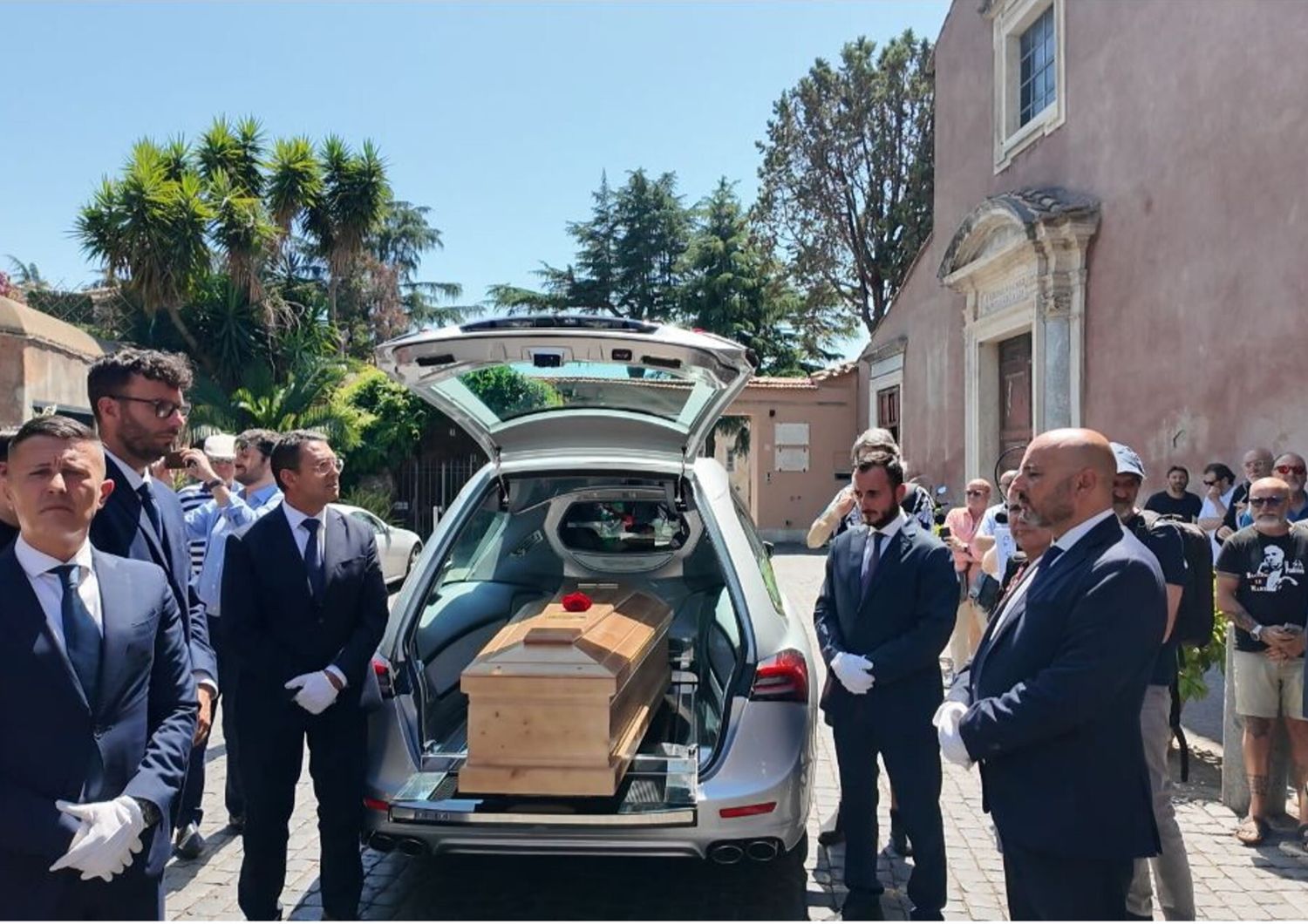 L'ultimo saluto ad Alvaro Vitali. Stefania Corona, "alcune persone lo hanno fatto soffrire" [VIDEO]