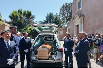 L'ultimo saluto ad Alvaro Vitali. Stefania Corona, "alcune persone lo hanno fatto soffrire" [VIDEO]