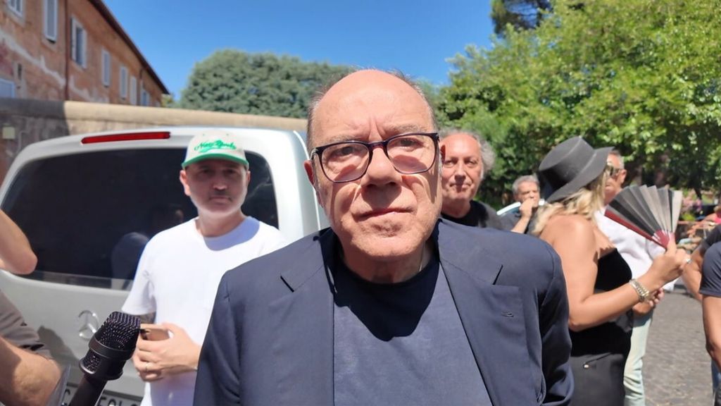 L'ultimo saluto ad Alvaro Vitali. Stefania Corona, "alcune persone lo hanno fatto soffrire" [VIDEO]