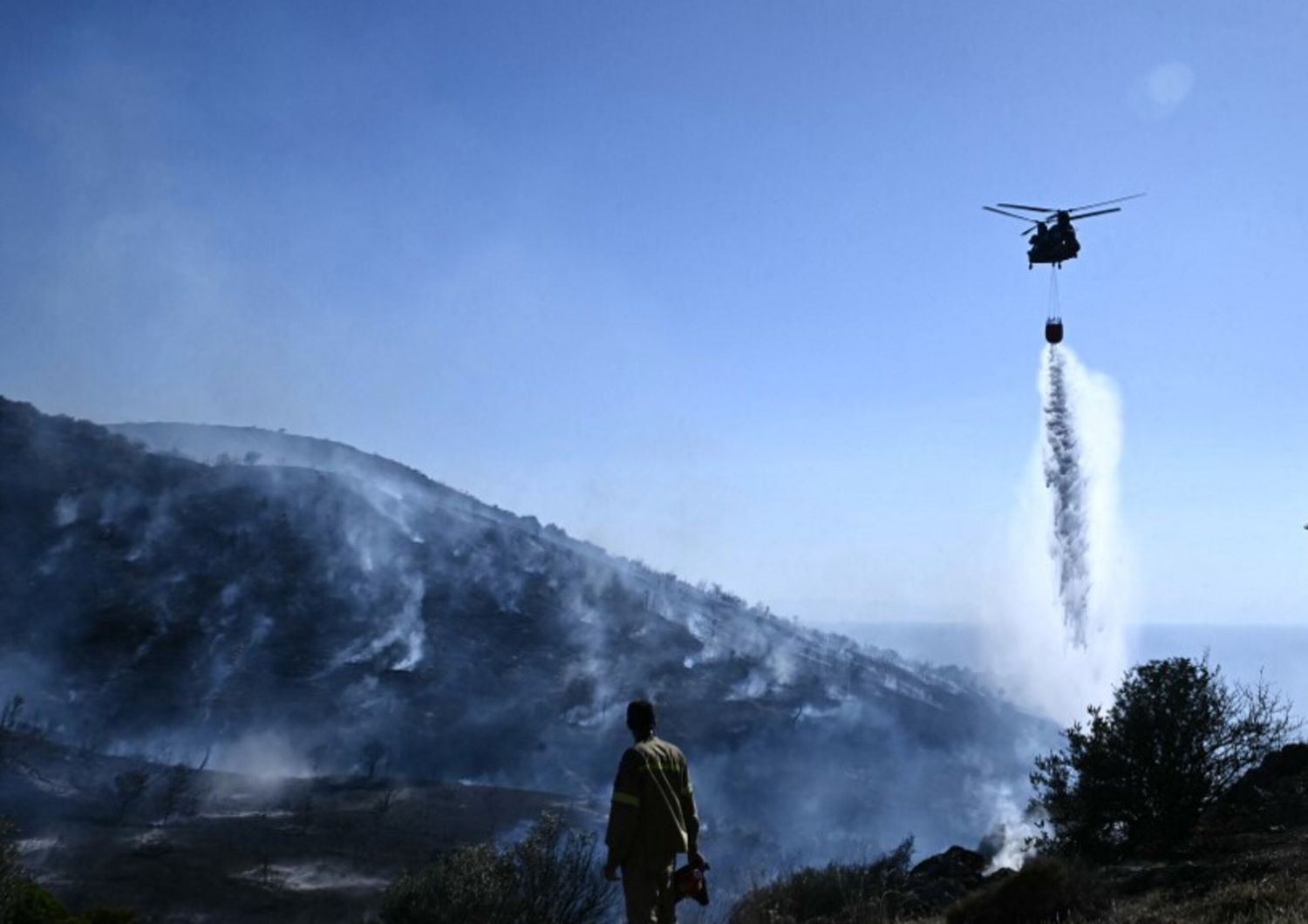 Vasto incendio vicino ad Atene, paura nelle località balneari di Palaia Fokaia e Thymari