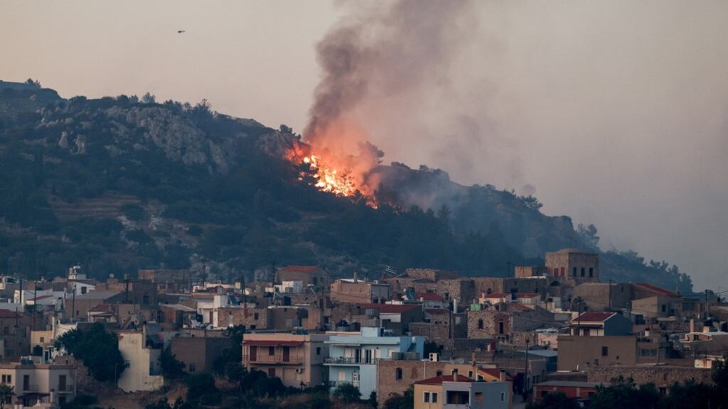Vasto incendio vicino ad Atene, paura nelle località balneari di Palaia Fokaia e Thymari