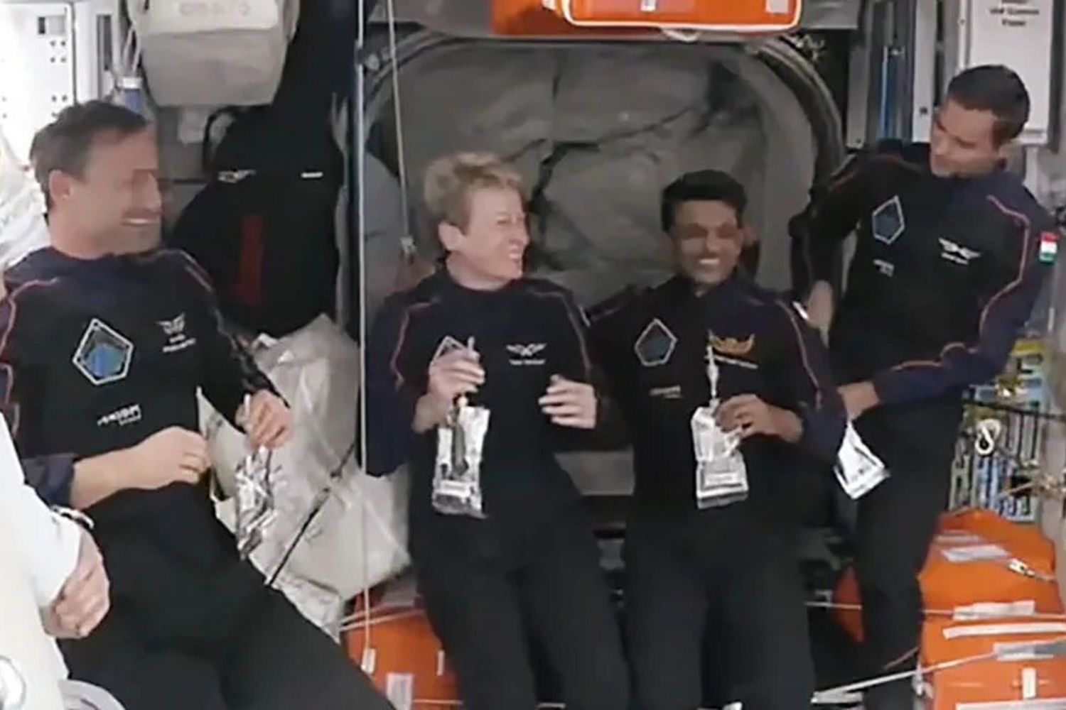 La navicella SpaceX si aggancia all'Iss con astronauti di India, Polonia e Ungheria