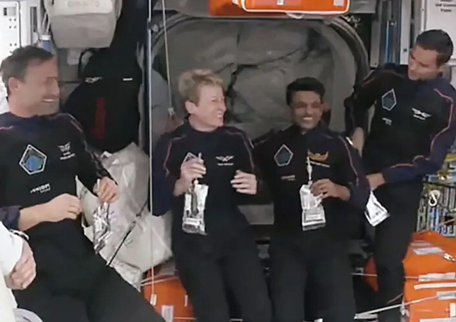 La navicella SpaceX si aggancia all'Iss con astronauti di India, Polonia e Ungheria