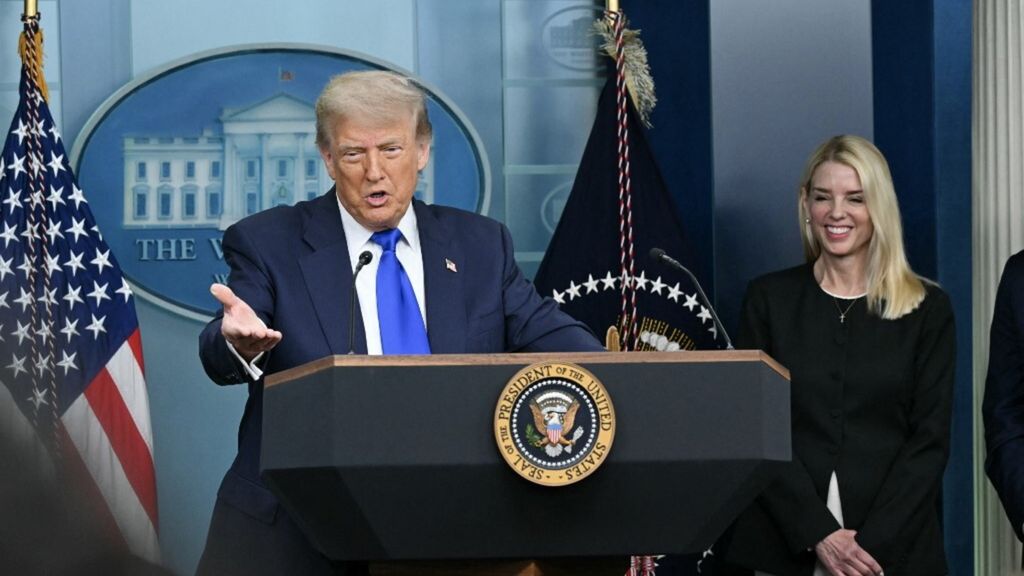 Trump: "Il cessate il fuoco a Gaza entro una settimana". E l'Iran vuole un incontro