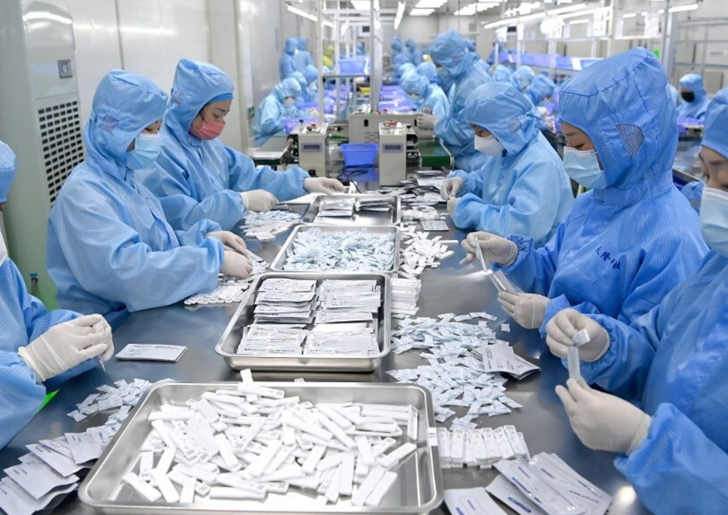 produzione di kit di test dell'antigene per COVID-19 presso un'azienda di apparecchiature mediche a Xi'an, nella Cina nordoccidentale&nbsp;