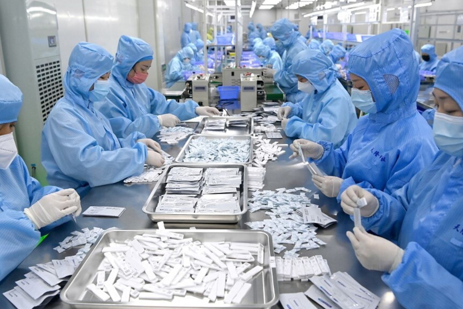 produzione di kit di test dell'antigene per COVID-19 presso un'azienda di apparecchiature mediche a Xi'an, nella Cina nordoccidentale&nbsp;