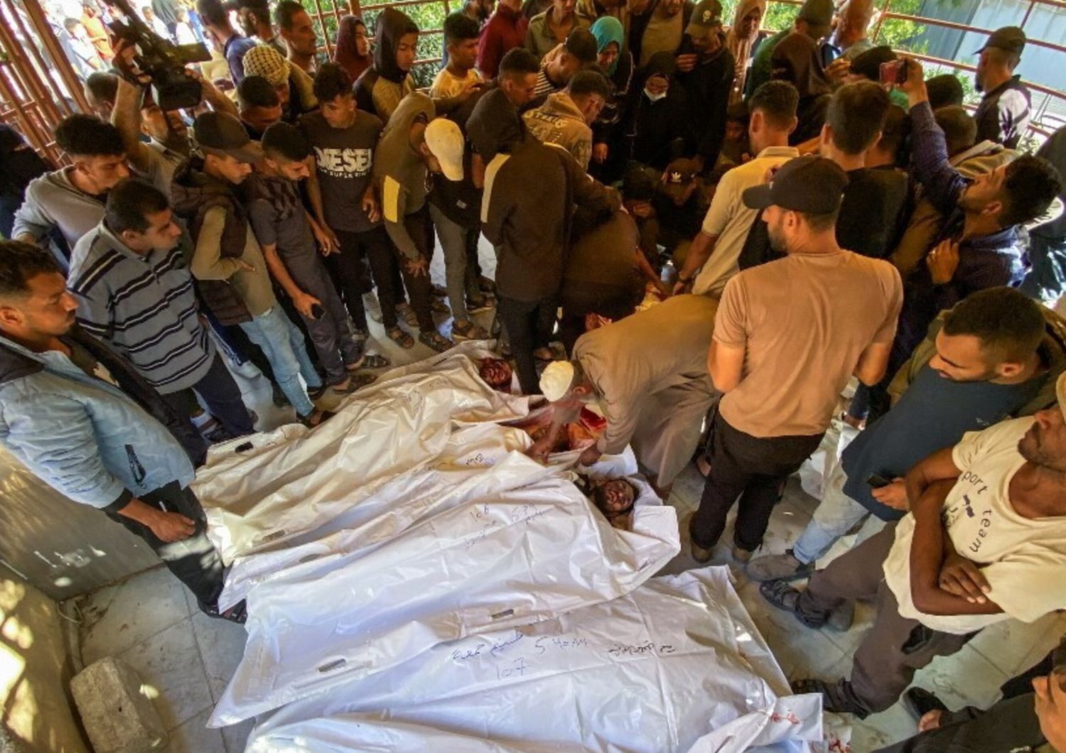 Spari dell'esercito in un centro di aiuti a Rafah: morti 27 civili, feriti altri 90. L'Idf: "Colpiti dei sospetti"