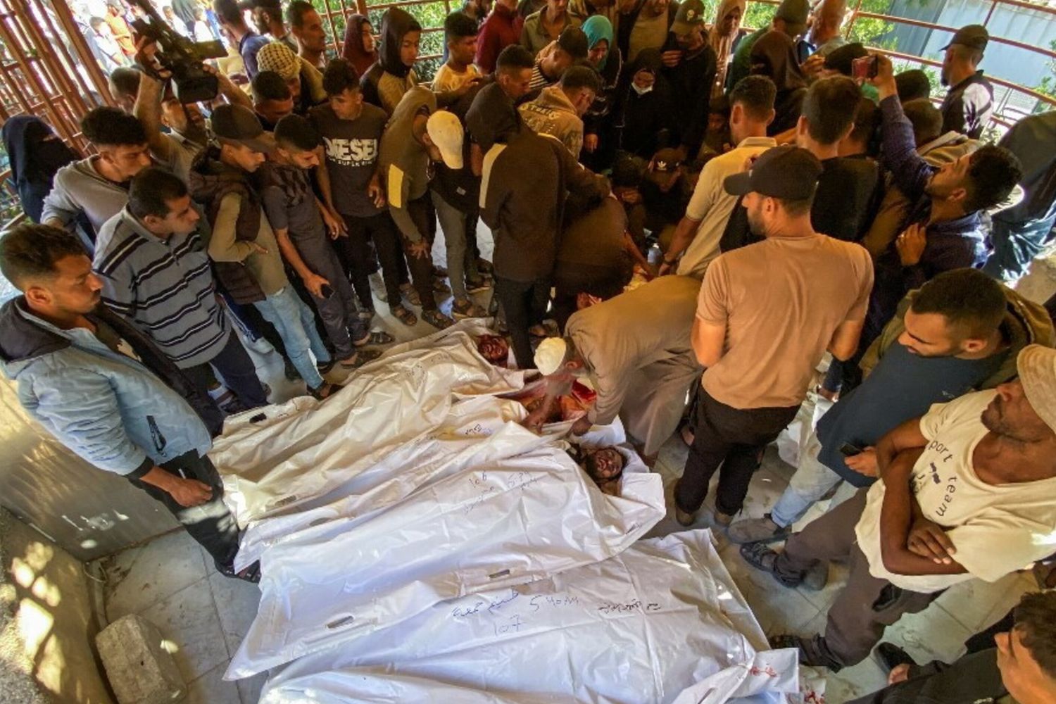 Spari dell'esercito in un centro di aiuti a Rafah: morti 27 civili, feriti altri 90. L'Idf: "Colpiti dei sospetti"